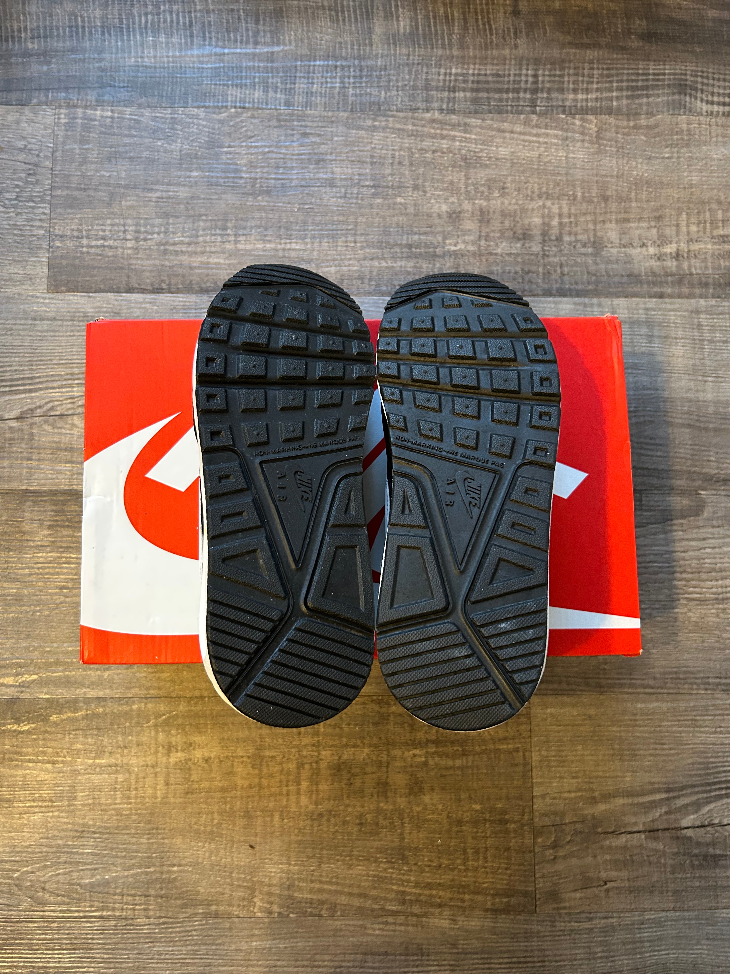 Nike Air Max Ivo Support Low Top Black